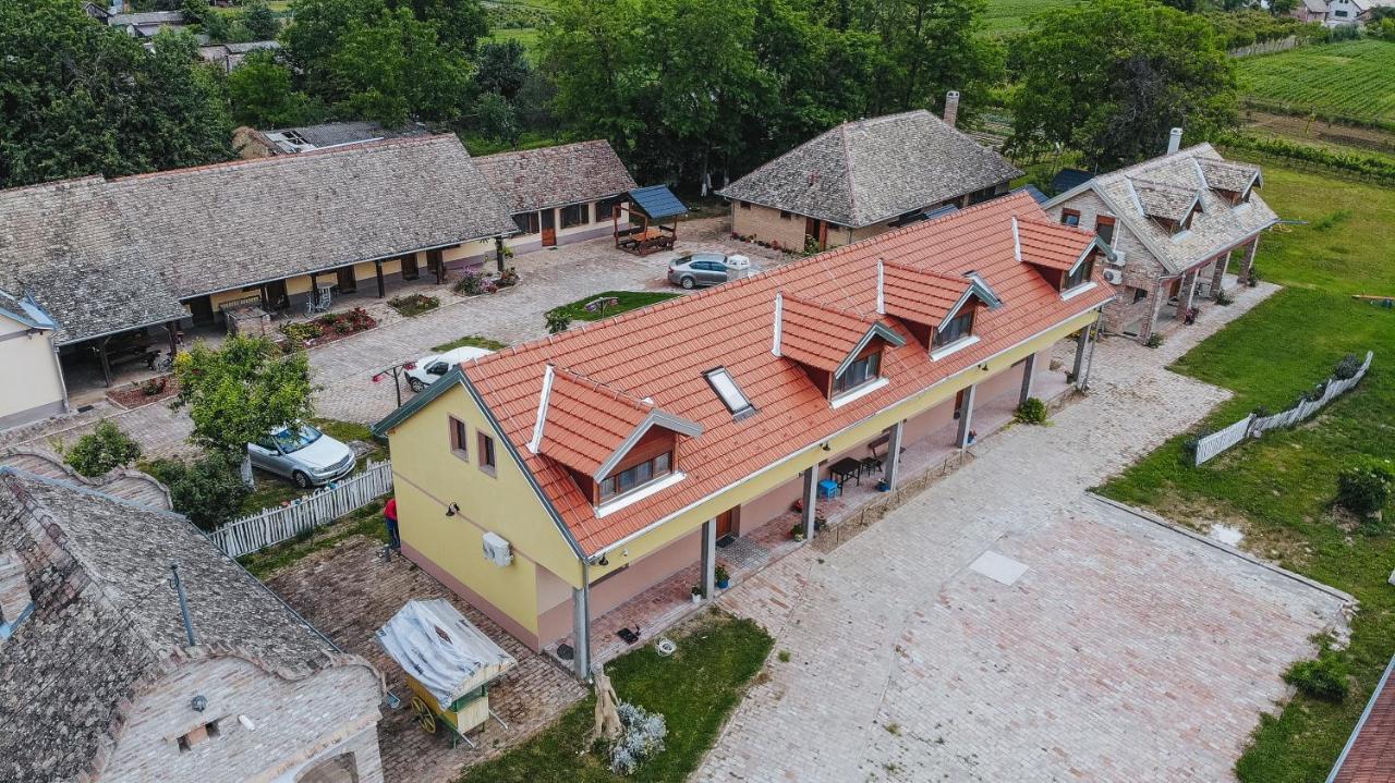 Sobe Kod Baje - Baranjska Kuca Bed & Breakfast Karanac Bagian luar foto